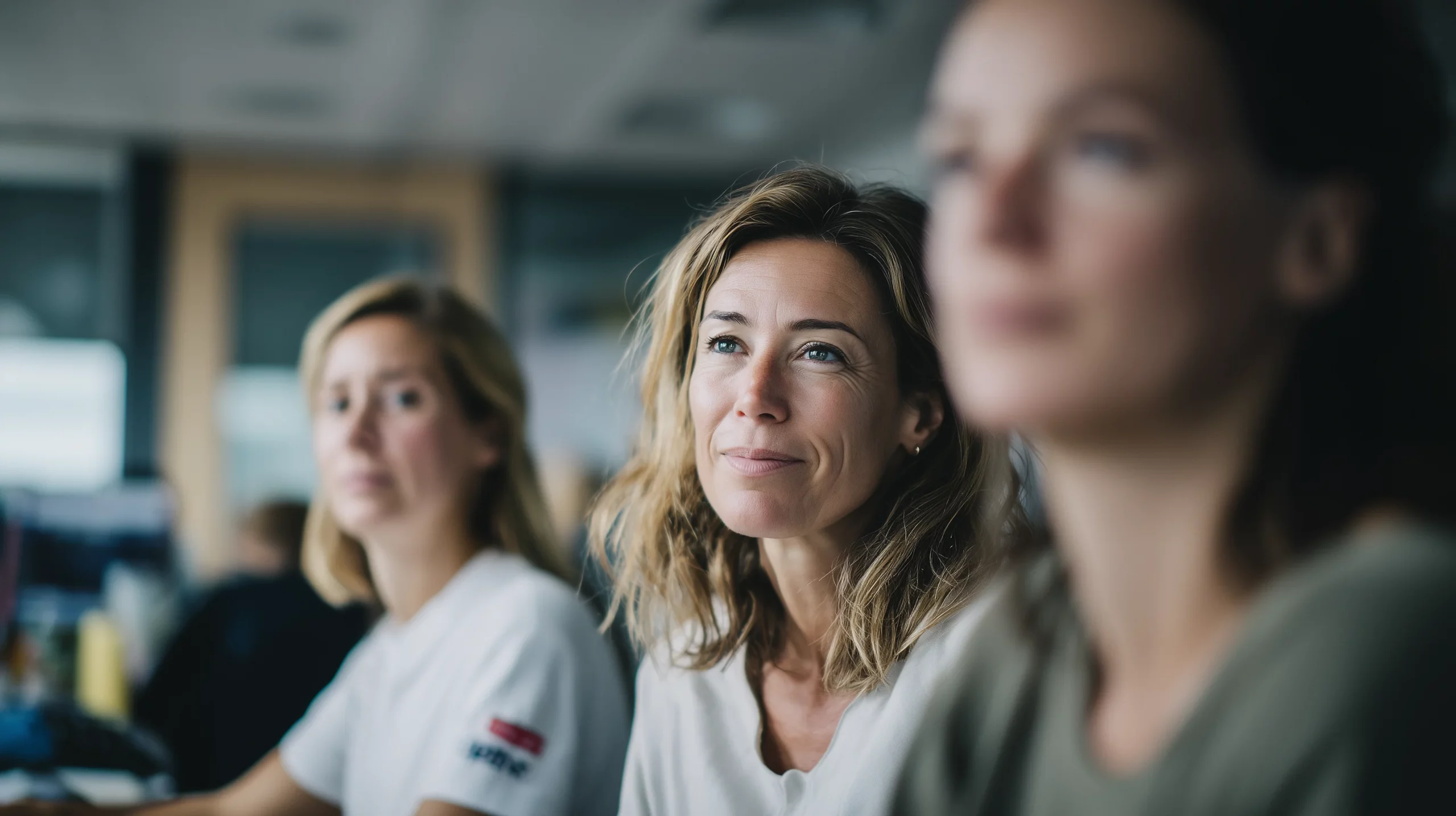 Équipe RH et managers suivant des indicateurs QVT après un parcours de transformation du climat social.