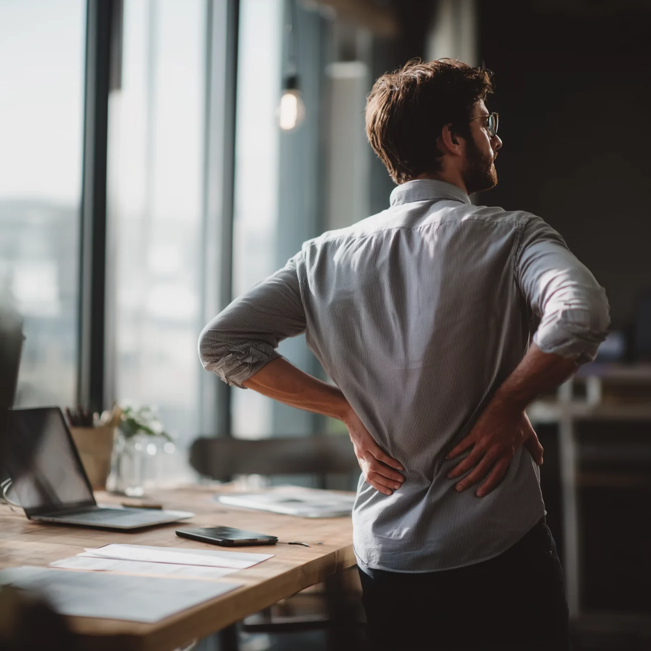 Salariée reprenant une routine de mobilité de 5 minutes à son poste de travail.