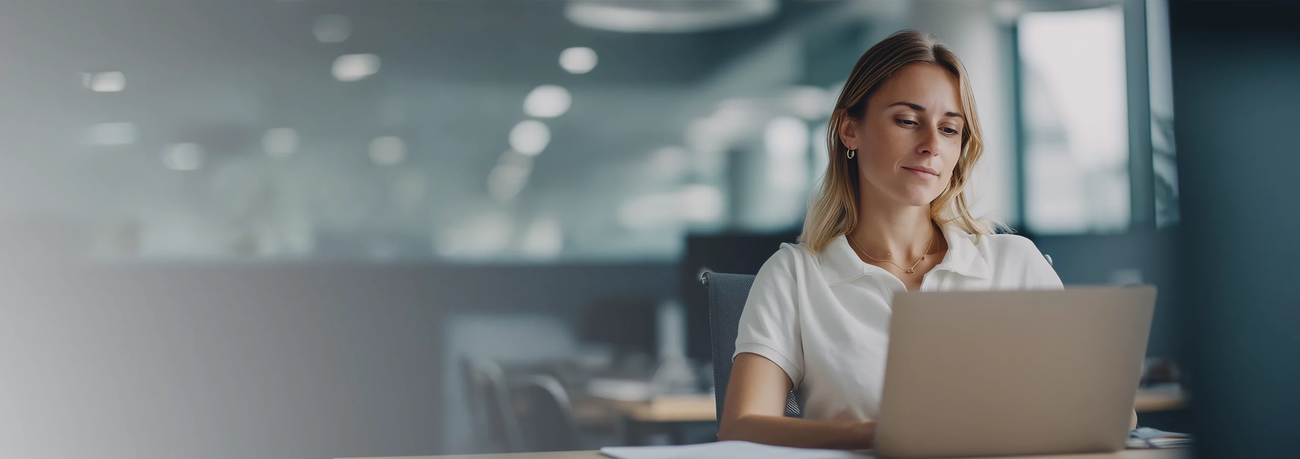 Salariée participant à une session mensuelle PoB Pulse en visioconférence depuis son poste de travail.